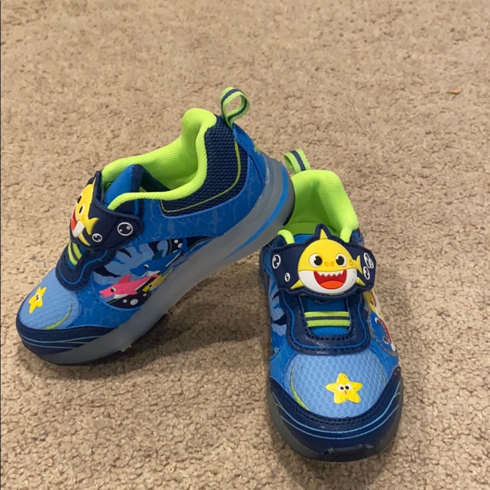 NWOT Light-Up Baby Shark Boys Sneakers